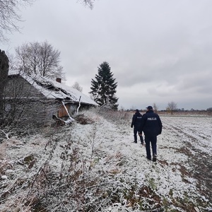 Policjanci kontrolują pustostany