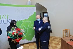 Zastępca Komendanta Wojewódzkiego Policji w Krakowie skłąda podziękowania staroście. Obok Poseł Urszula Rusecka z kwiatami