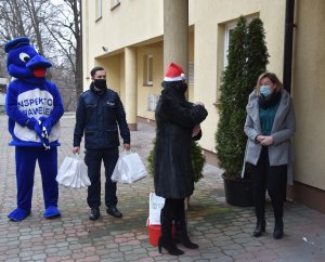 Przekazanie prezentów dyrektorce DPSu