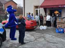 insp. Wawelek, funkcjonariuszka KPP w Wieliczce oraz mieszkańcy Domu dziecka