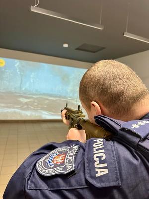 Wieliccy policjanci uczestniczyli w otwarciu wirtualnej strzelnicy w Zespole Szkół im. Jana Pawła II w Niepołomicach