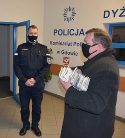 Kapelan wielickich funkcjonariuszy w budynku KP Gdów. obok asp. szt. Piotr Michniak